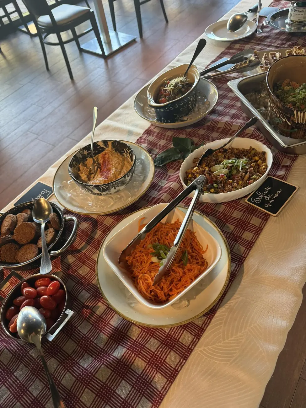 La table du buffet, nappe à carreaux
