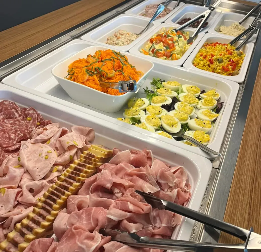 Bacs du buffet froid : carottes râpées, maïs, œufs mimosa, charcuterie