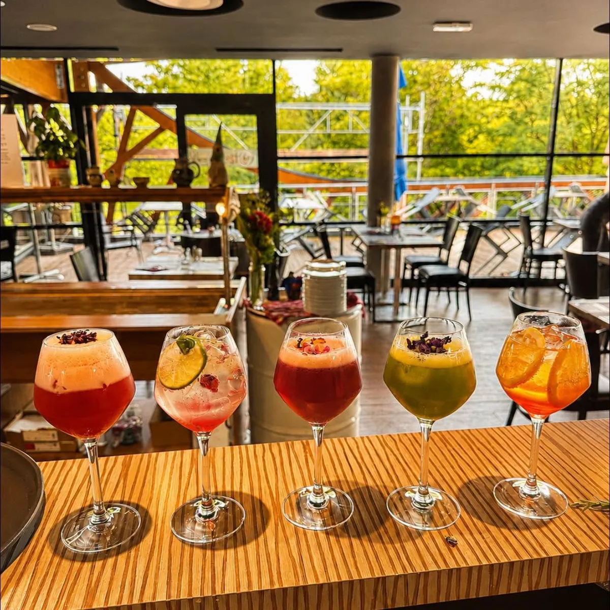 Cinq cocktails sur le comptoir
