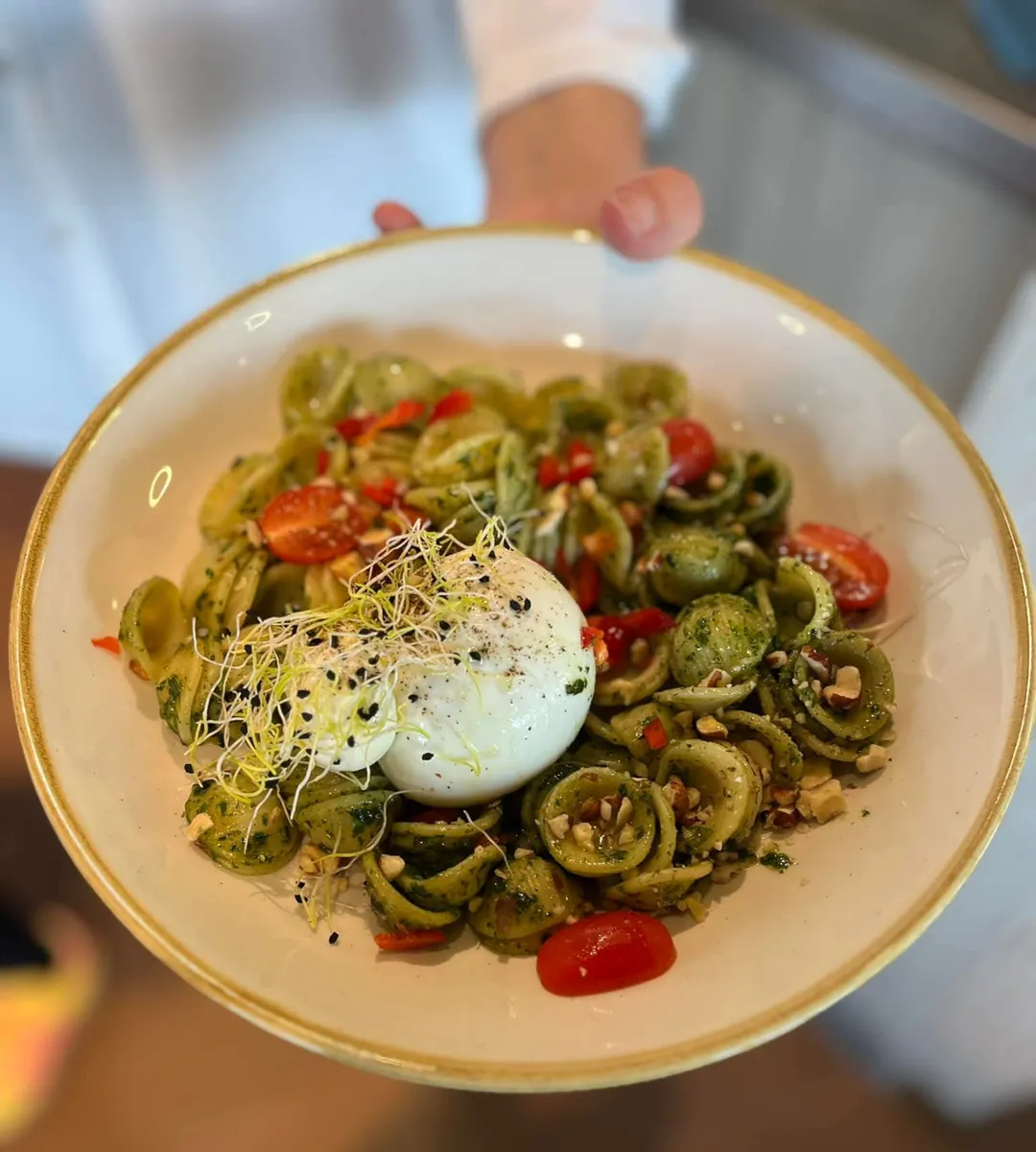 Orecchiette au pesto, burrata et tomates