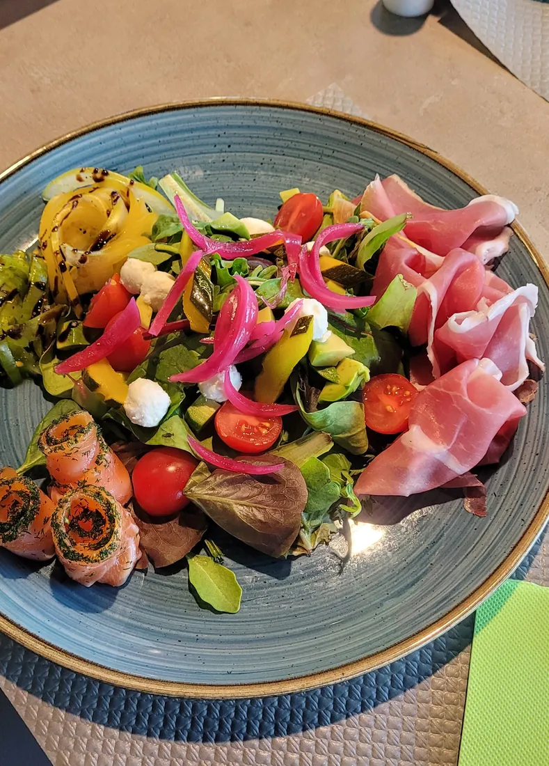 Grande salade : jambon cru, saumon, crudités