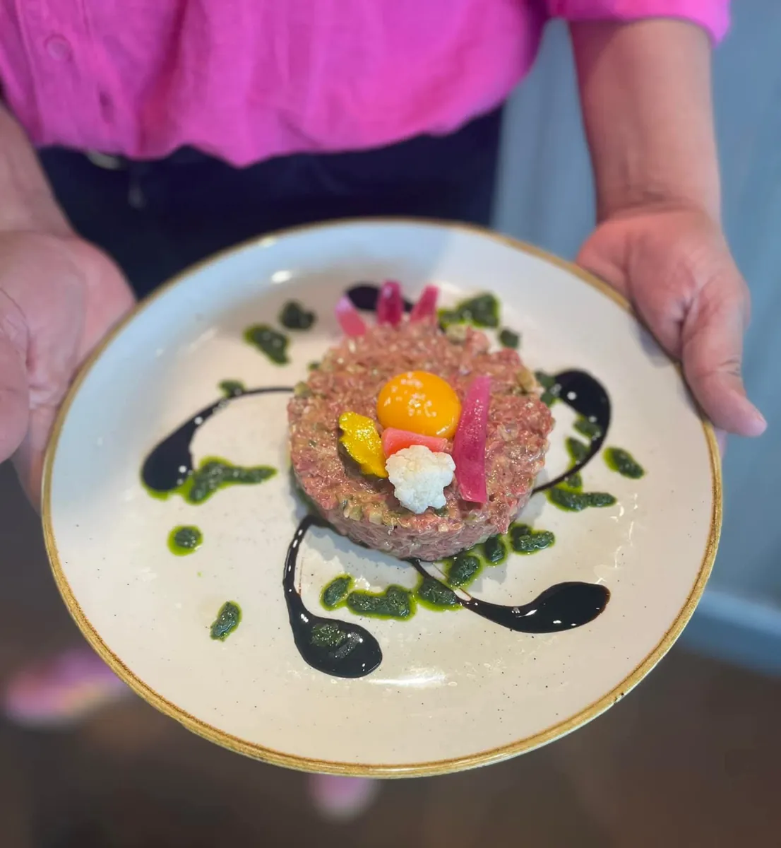 Tartare de bœuf, jaune d’œuf, pickles
