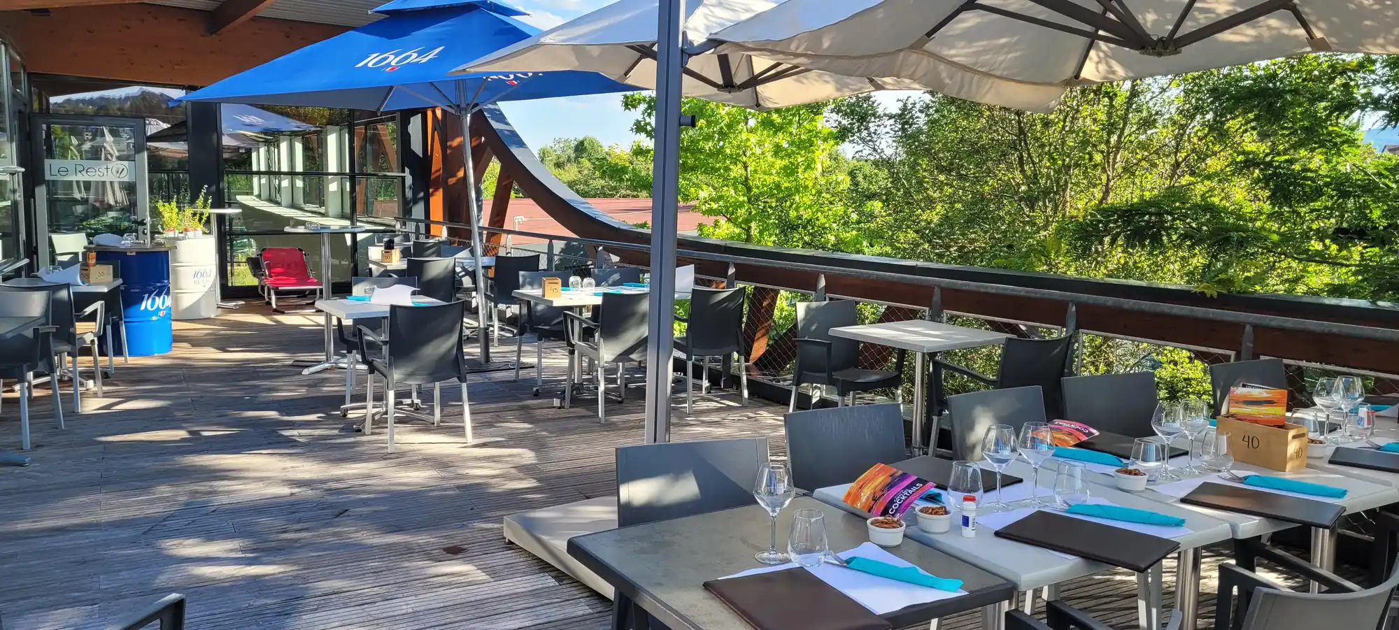 La terrasse du Rest’O au milieu des arbres