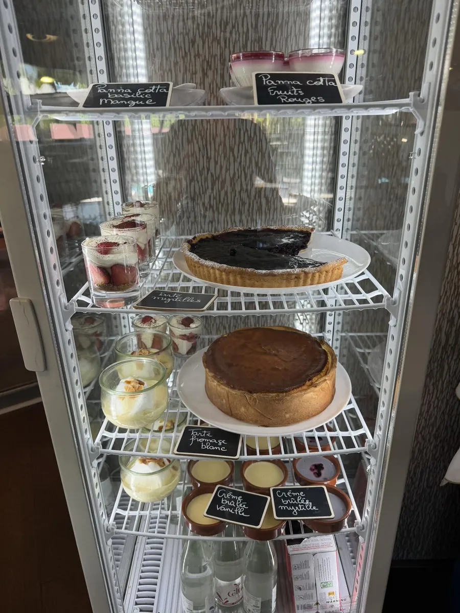 La vitrine à desserts : panna cotta, tartes, crèmes brûlées