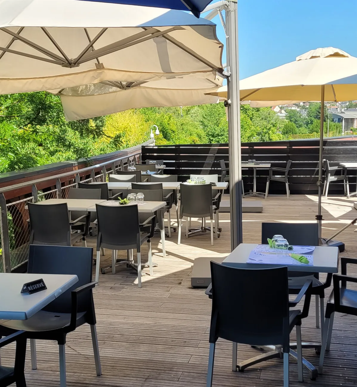 Terrasse en bois avec parasols et tables